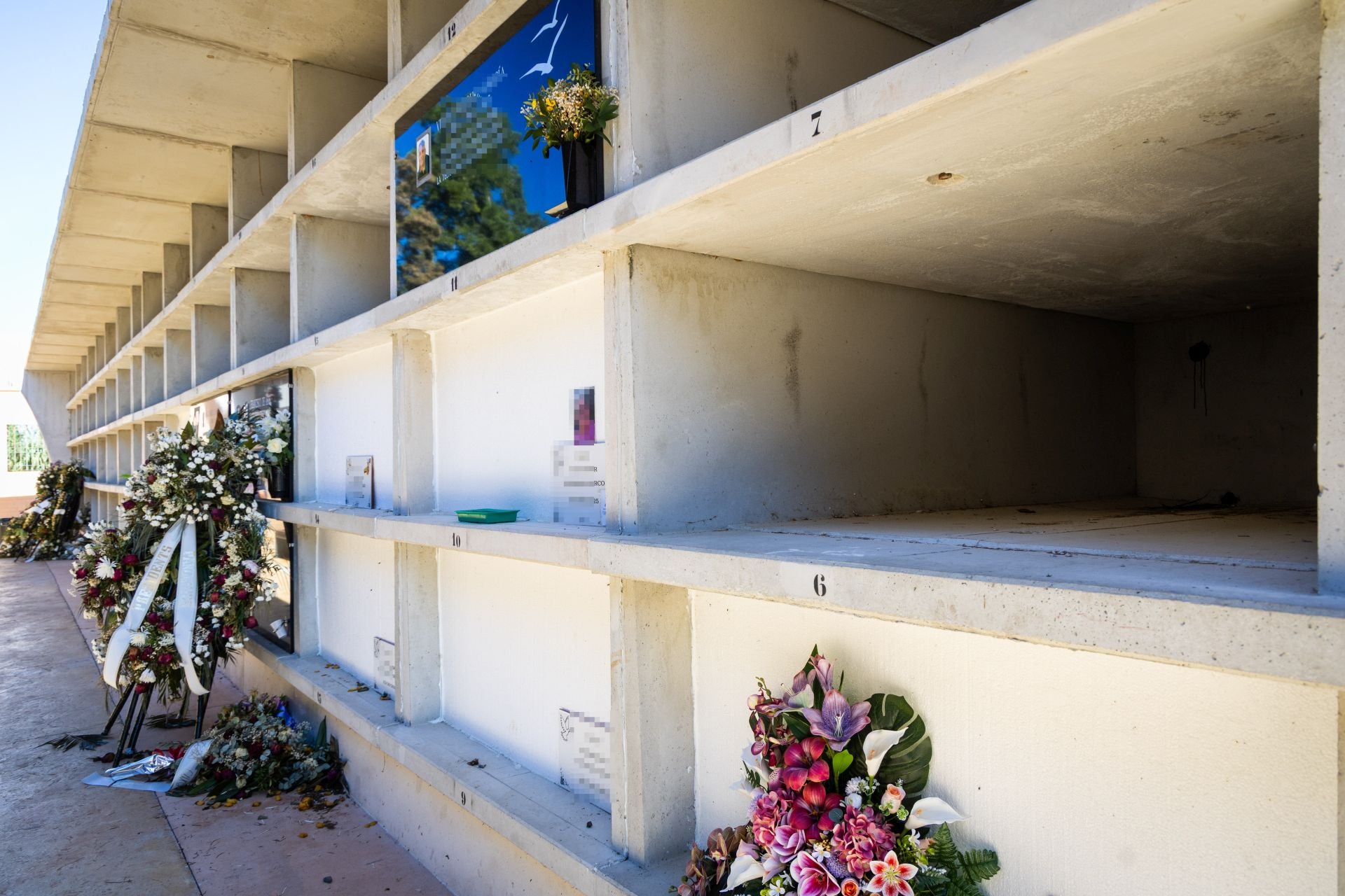 FOTOS | Los nichos del cementerio de Sueca que provocan los malos olores