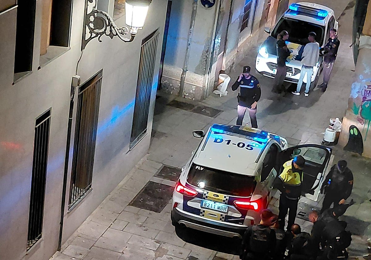 Agentes de Policía atienden un incidente en Velluters.