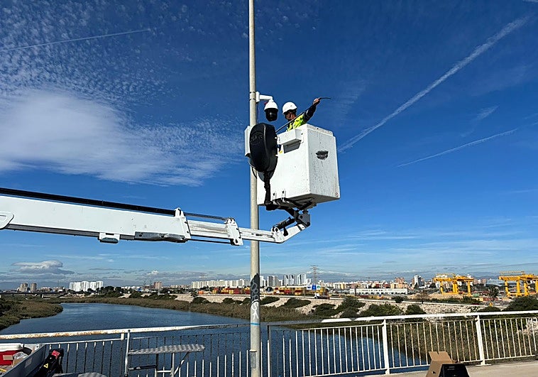 Instalación de cámaras en la desembocadura del nuevo cauce del Turia.
