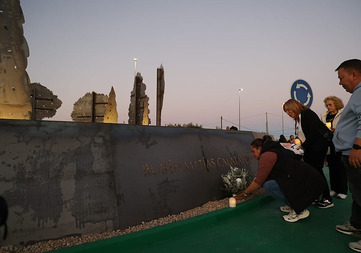 Los padres de Izan y Rubén dejan flores y velas en el monumento de Torrent en recuerdo de las víctimas.