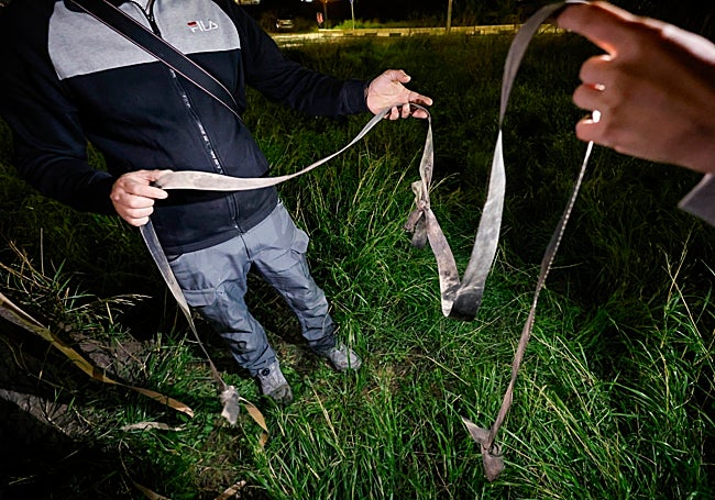 Aram sujeta la cuerda que salvó a 26 personas la tarde de la dana.