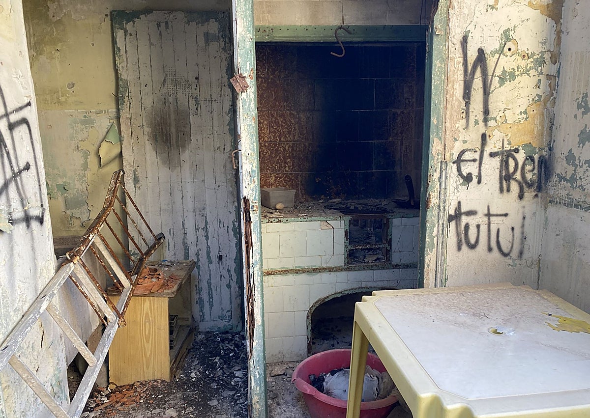 Imagen secundaria 1 - Comedor, paellero exterior y gallinero, de la calle de Los Ángeles 22.