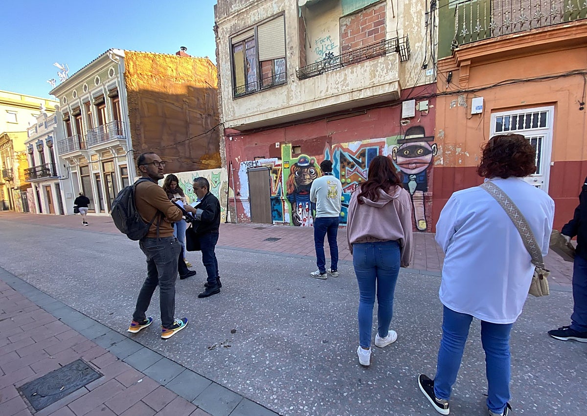 Imagen secundaria 1 - Visita a la casa que se subasta en calle de Los Ángeles 22.