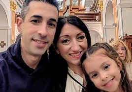 Candela, junto a sus padres, Miguel y Belinda.