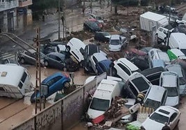 Coches arrastrados por las inundaciones.