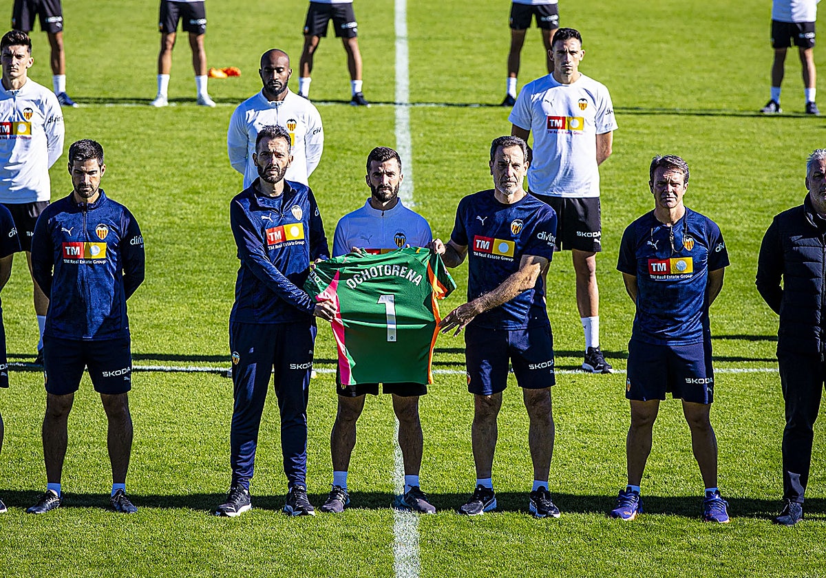 El Valencia guarda un minuto de silencio por Ochotorena.