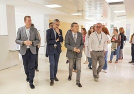 Gómez, en el centro, en la visita de este lunes al centro de salud.