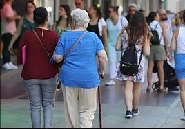 Una jubilada pasea por una calle en una imagen de archivo.