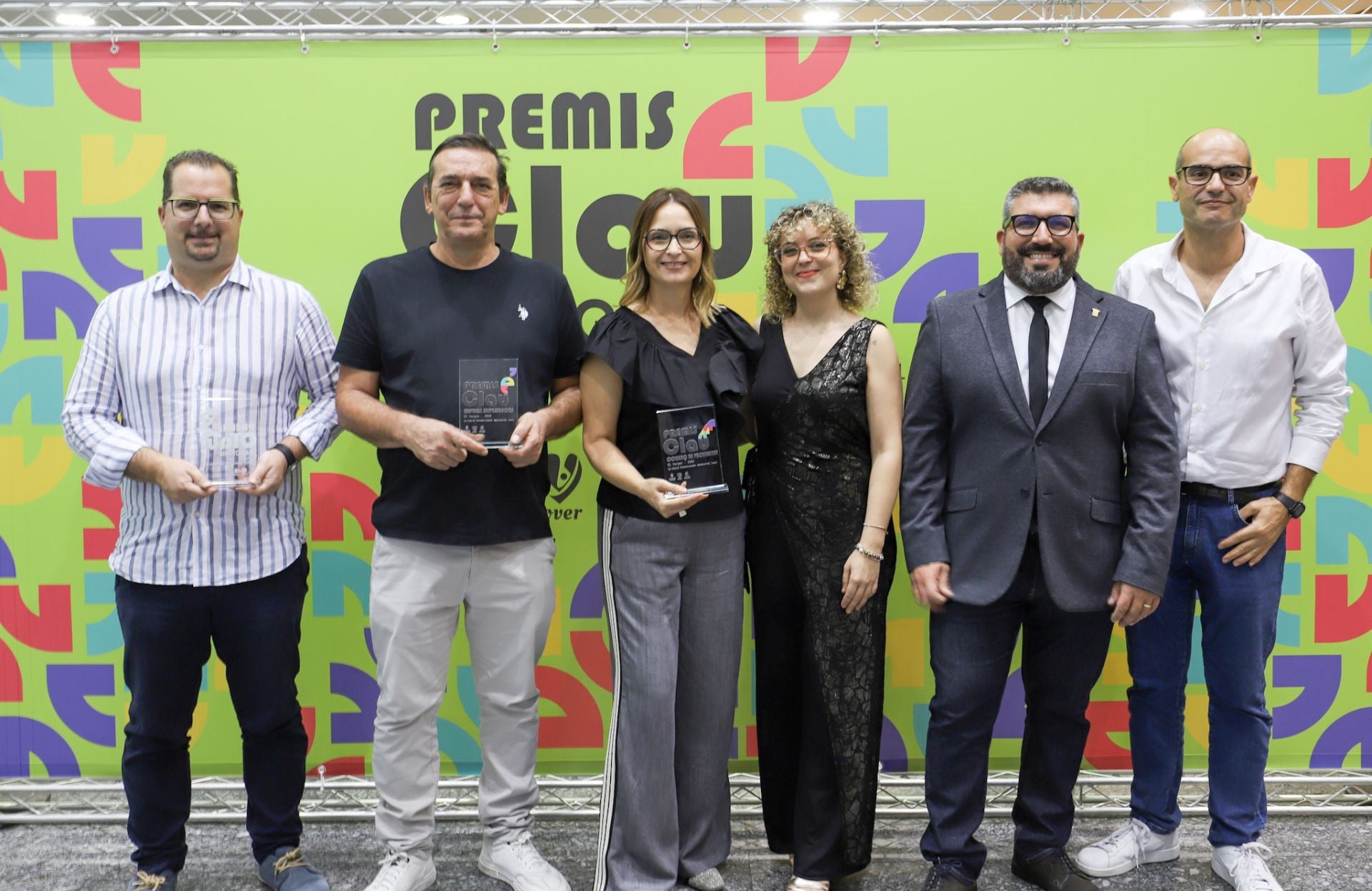 Los ganadores con las autoridades.