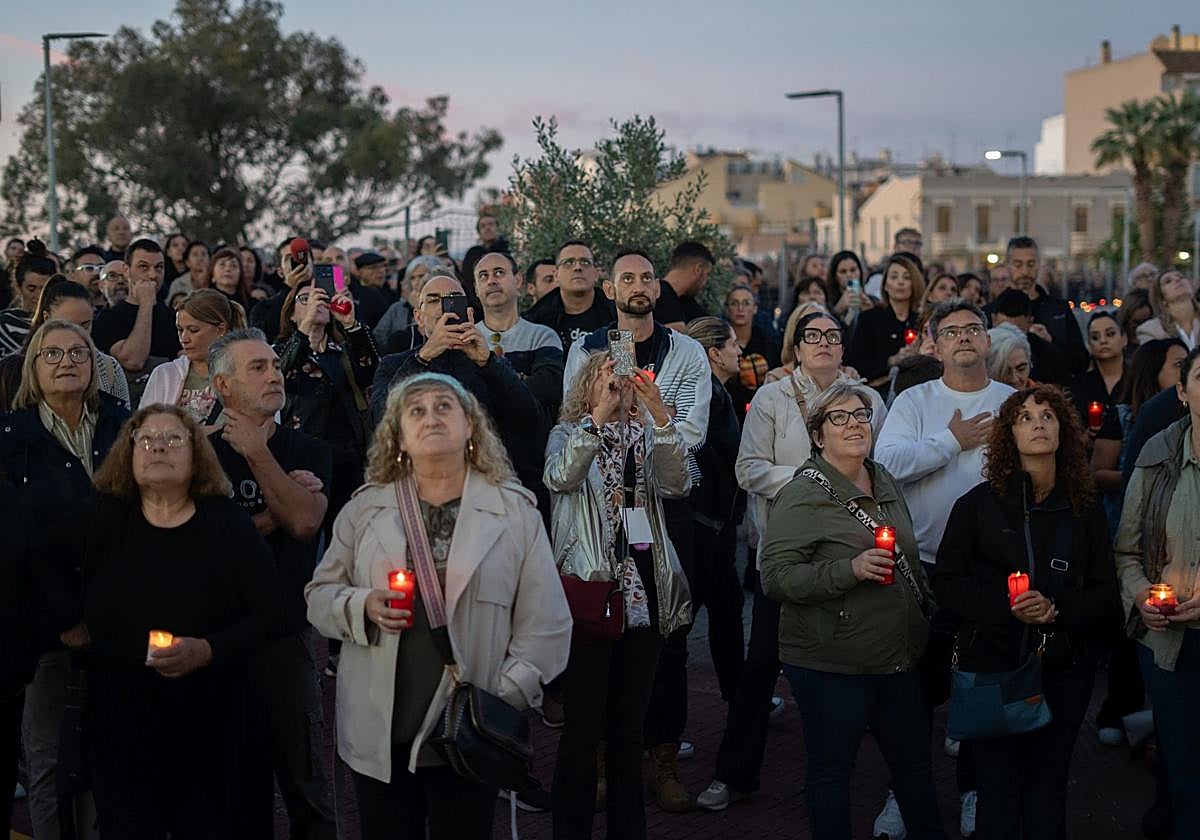 Vigilia de vecinos en Paiporta por las víctimas de la dana este domingo.