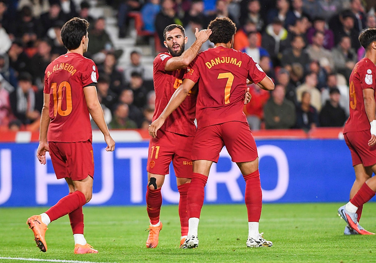Luis Rioja celebra su tanto junto a Danjuma y Almeida