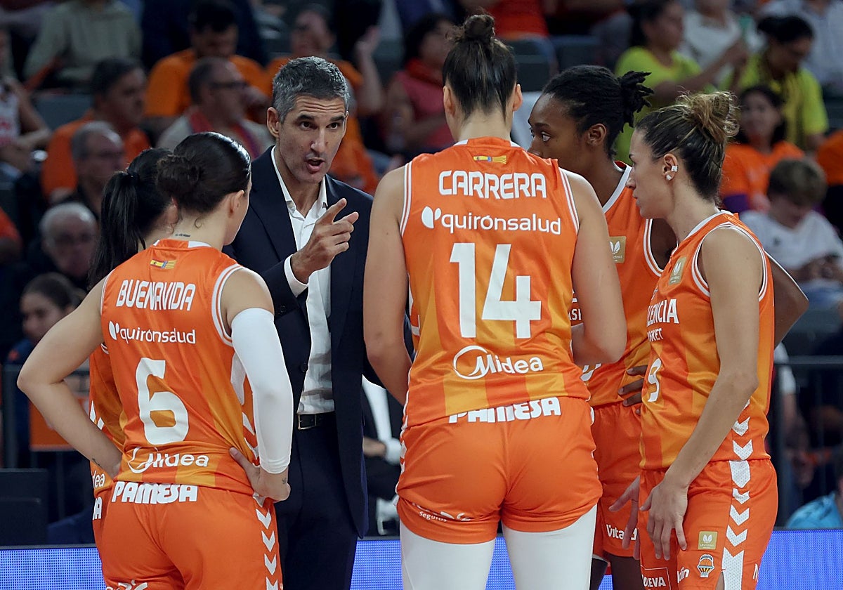 Rubén Burgos dando indicaciones a sus jugadoras en el partido ante el Jairis