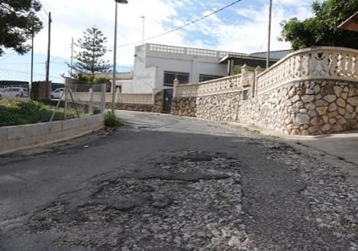 Una de las calles afectadas por la dana en una urbanización de Alginet.
