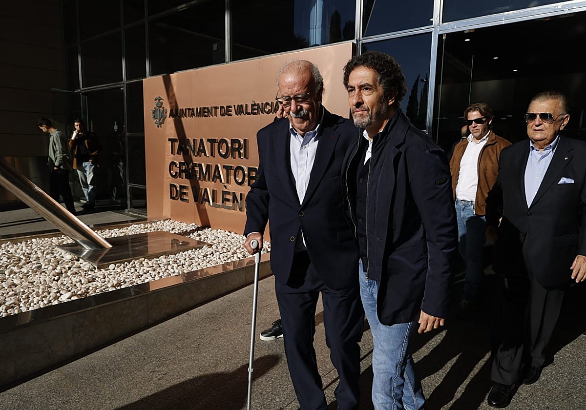 Vicente del Bosque, apoyado en una muleta, a la salida del funeral.