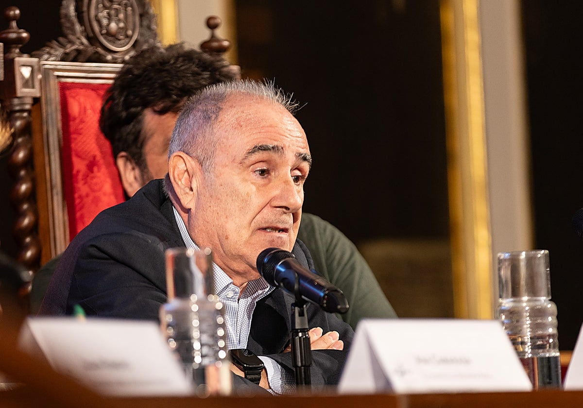 El alto cargo de la CHJ Teodoro Estrela, en la jornada de expertos de la UV por el aniversario de la dana.