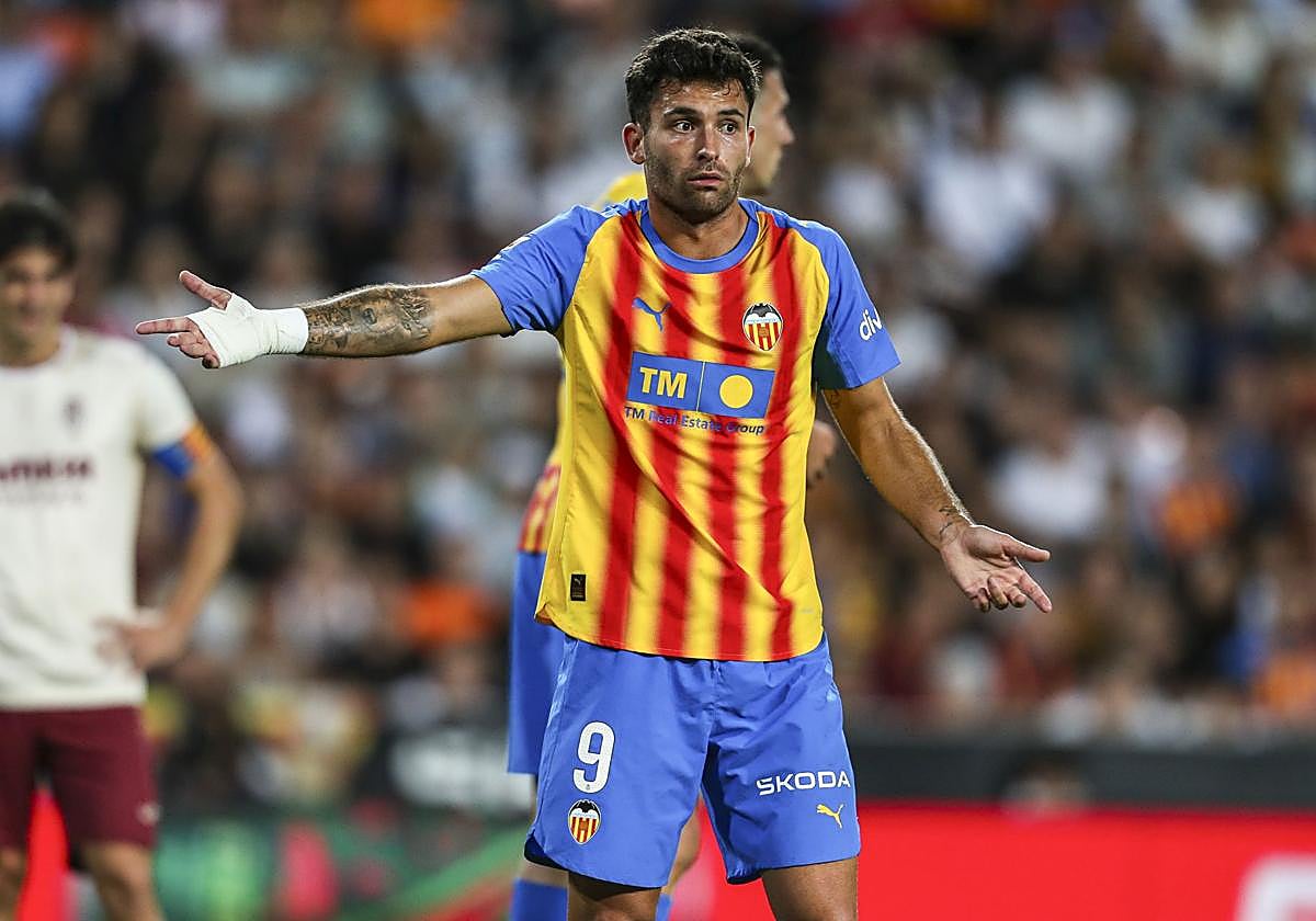 Hugo Duro se lamenta de una acción durante el Valencia-Villarreal.