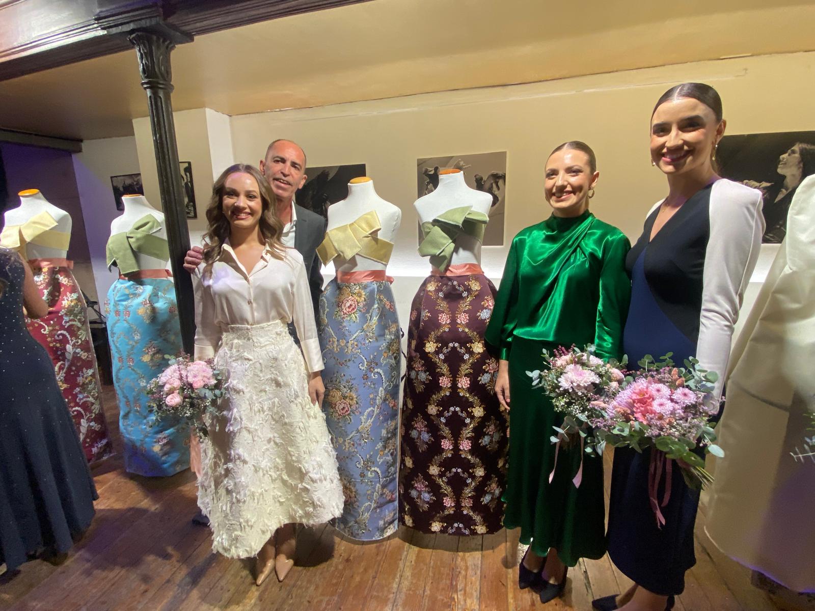 FOTOS | Así son las telas de los trajes de la corte de honor de Carmen Prades, fallera mayor de Valencia 2026