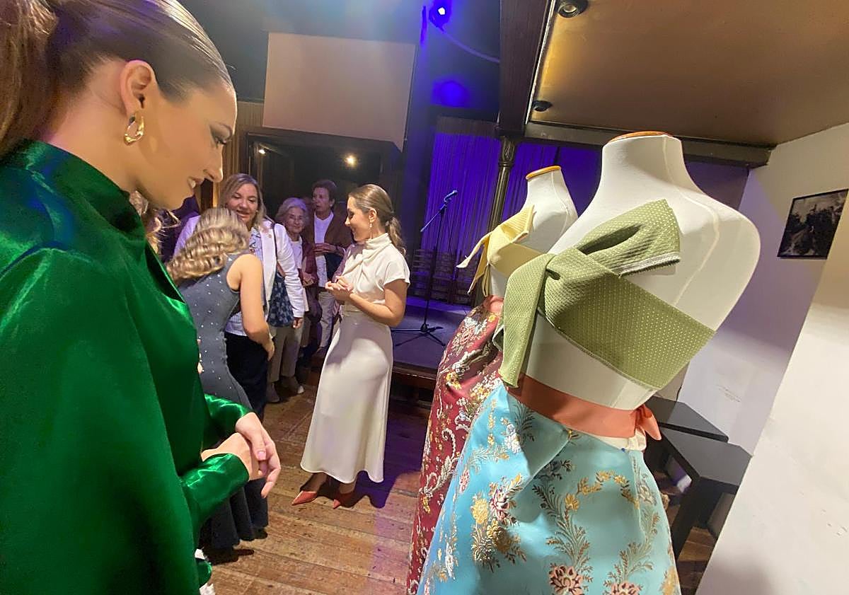 Imagen principal - Tonos empolvados y repletos de luz para las telas de la corte de Carmen Prades