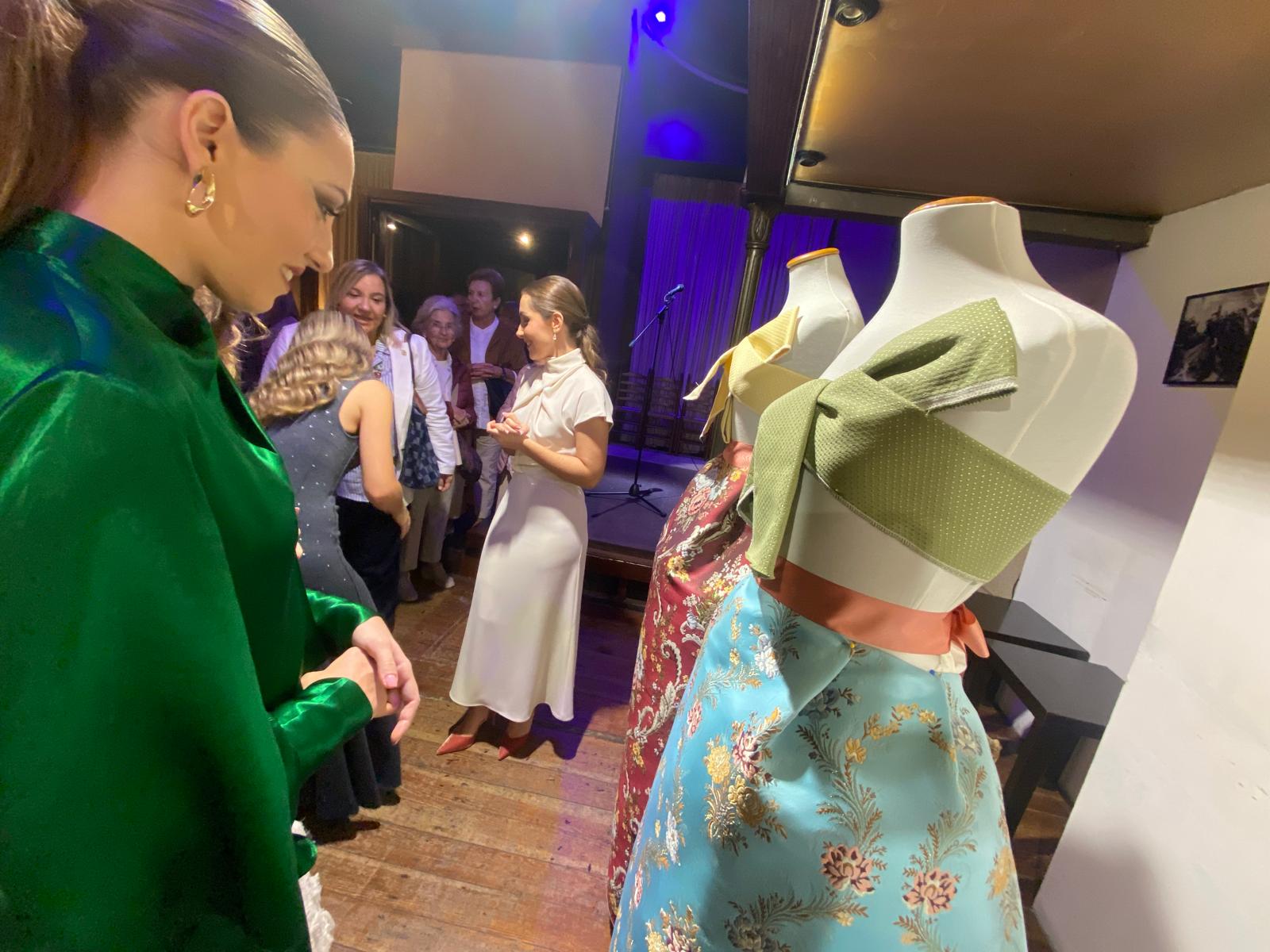 FOTOS | Así son las telas de los trajes de la corte de honor de Carmen Prades, fallera mayor de Valencia 2026