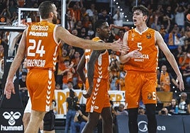 Los jugadores del Valencia Basket, en el Roig Arena.