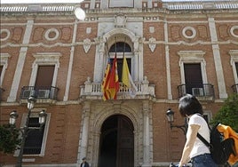 Banderas a media asta en Valencia por la muerte del Papa Francisco.