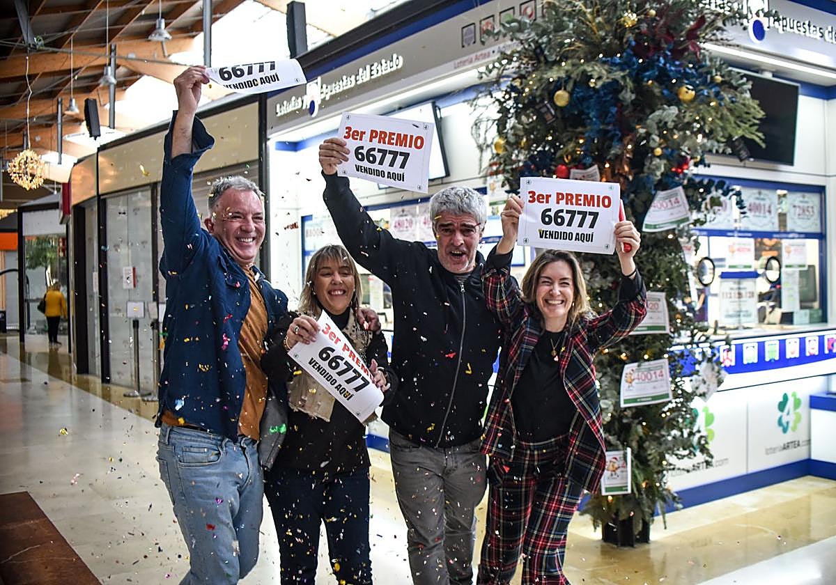 Celebracion en la administración de loteria de un premio. Imagen de archivo.