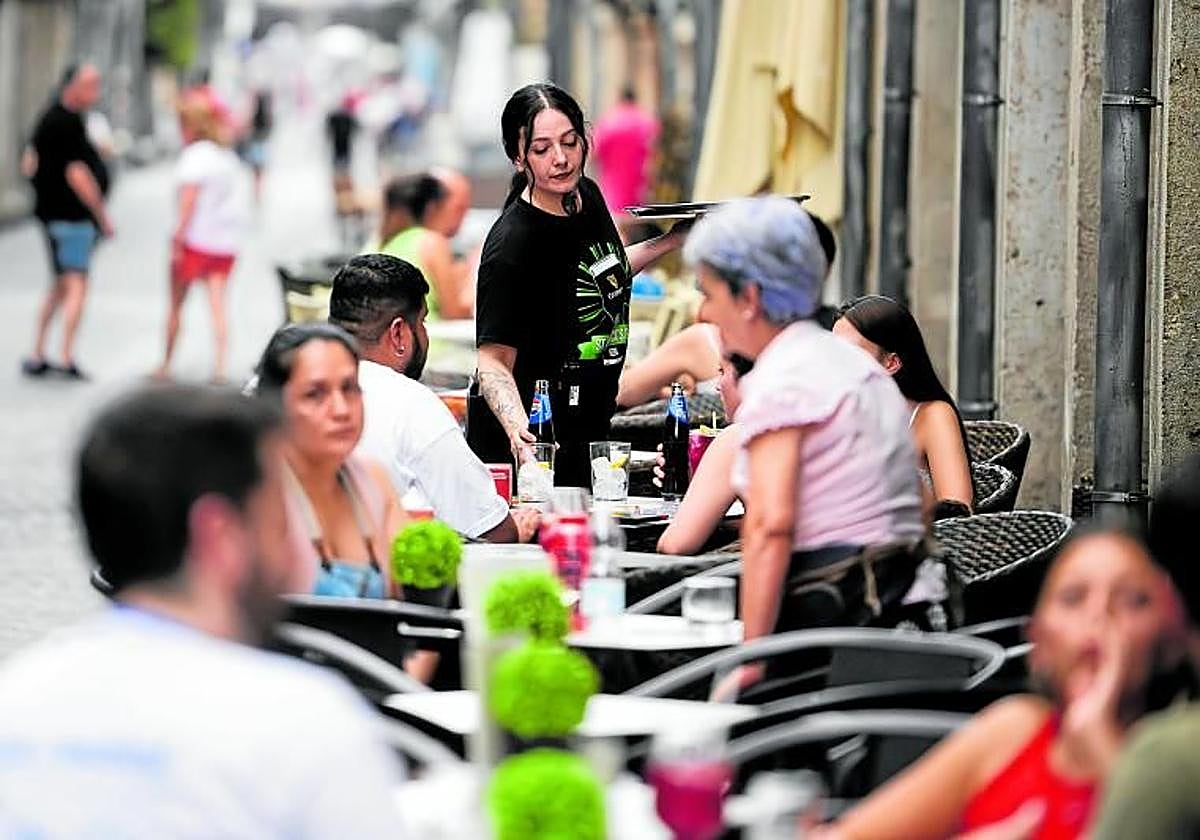 Una camarera atiende en una terraza, en imagen de archivo.