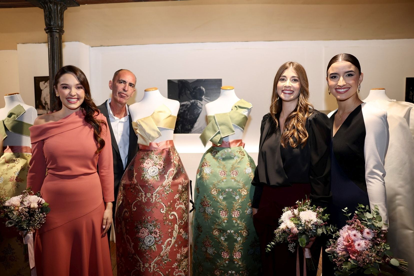 FOTOS | Así son las telas de los trajes de la corte de honor de Carmen Prades, fallera mayor de Valencia 2026