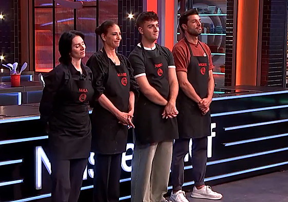 Los cuatro delantales negros de la noche.