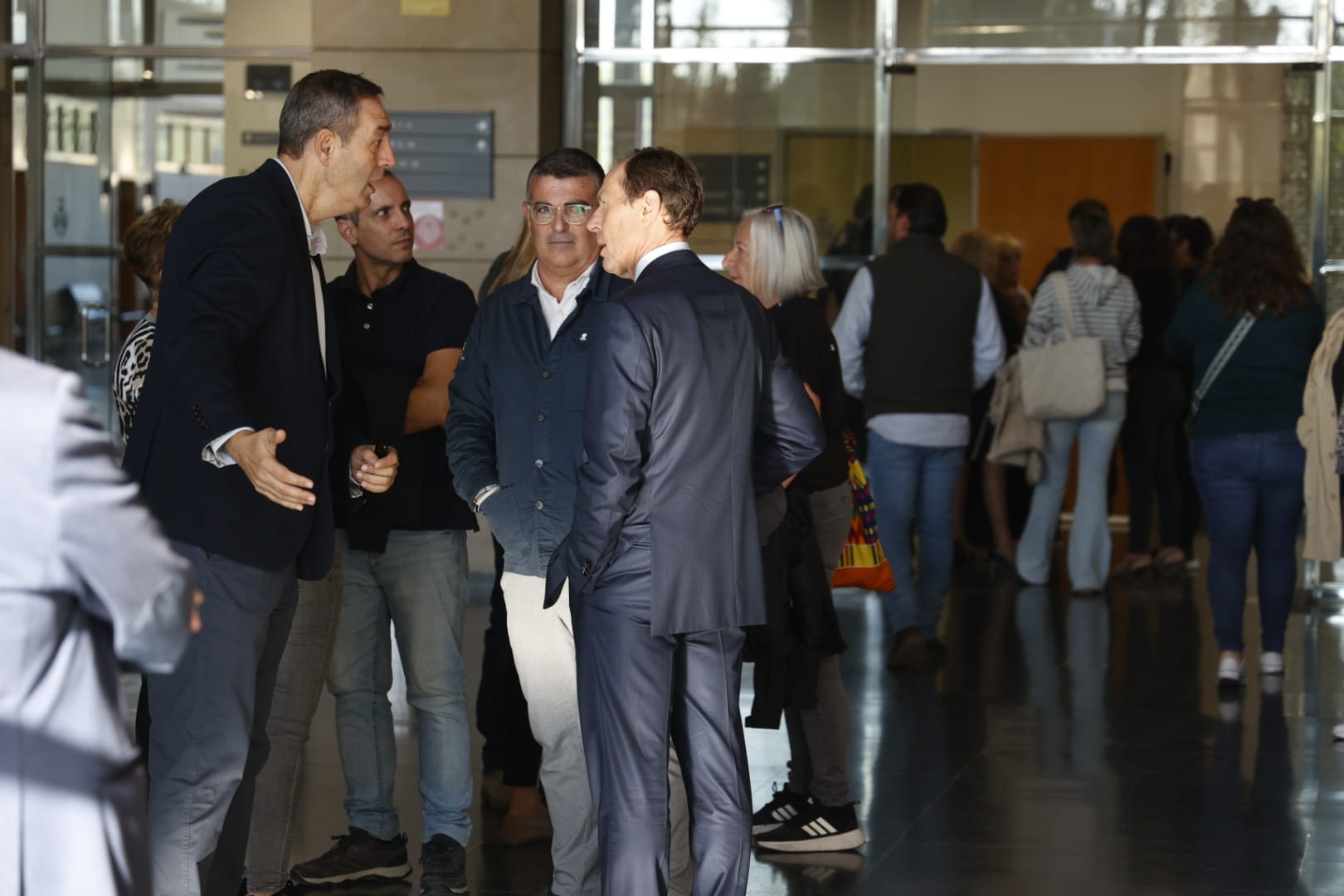 Fotos: el mundo del fútbol despide a Ochotorena en el tanatorio de Valencia