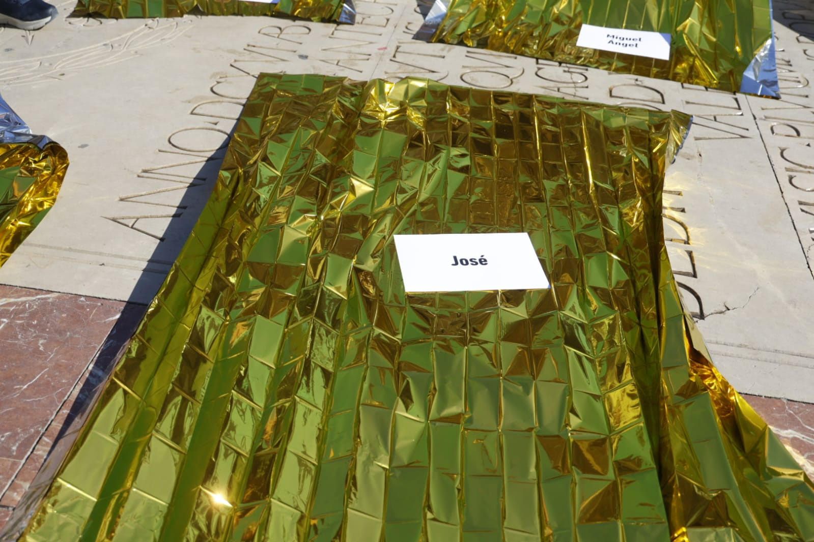 FOTOS | Mantas térmicas y desfile al Ventorro en protesta en el primer aniversario de la dana en Valencia