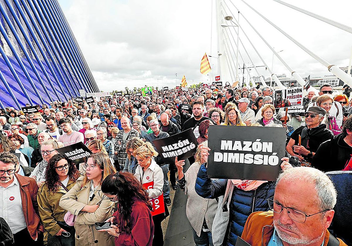 Una concentración de víctimas en la Ciudad de las Artes.