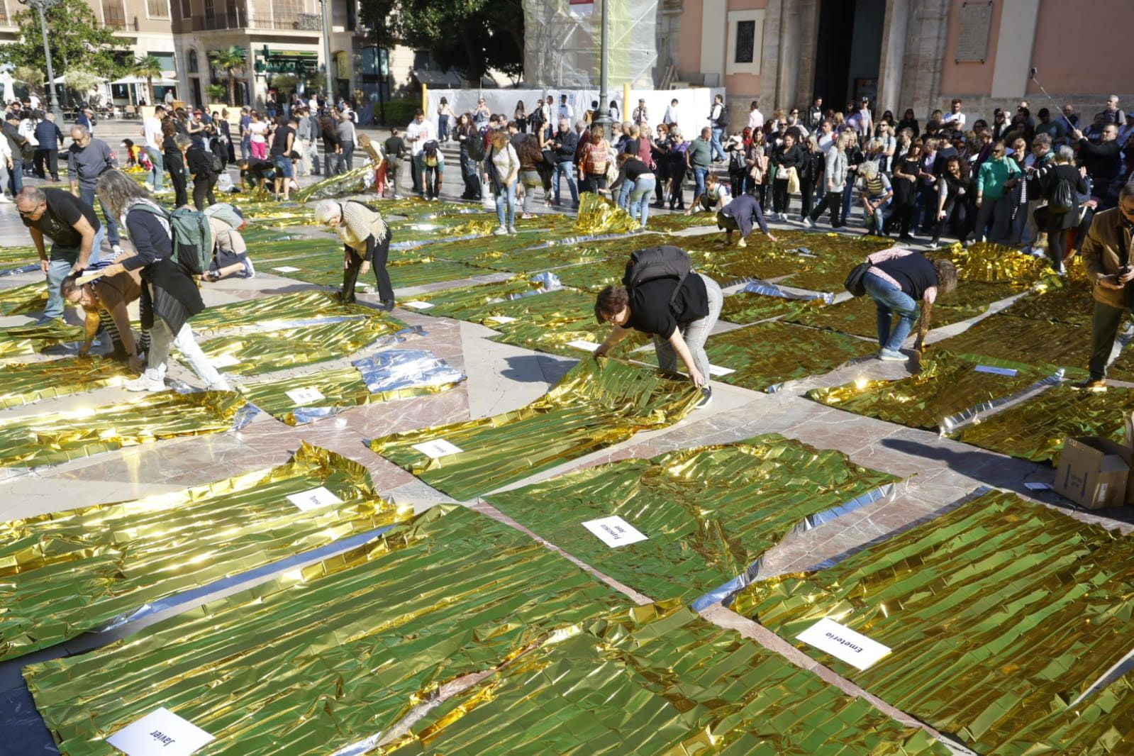 FOTOS | Mantas térmicas y desfile al Ventorro en protesta en el primer aniversario de la dana en Valencia
