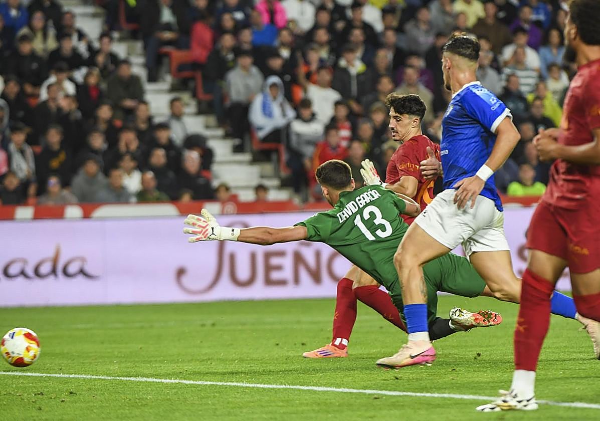 Diego López, marcando ante el Maracena, a pase de Danjuma.