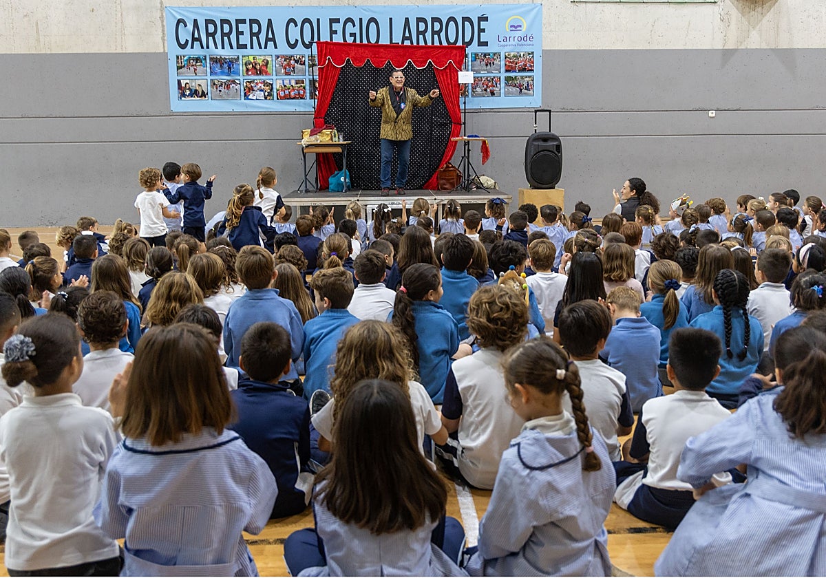 Los alumnos del colegio Larrodé disfrutando del espectáculo de magia