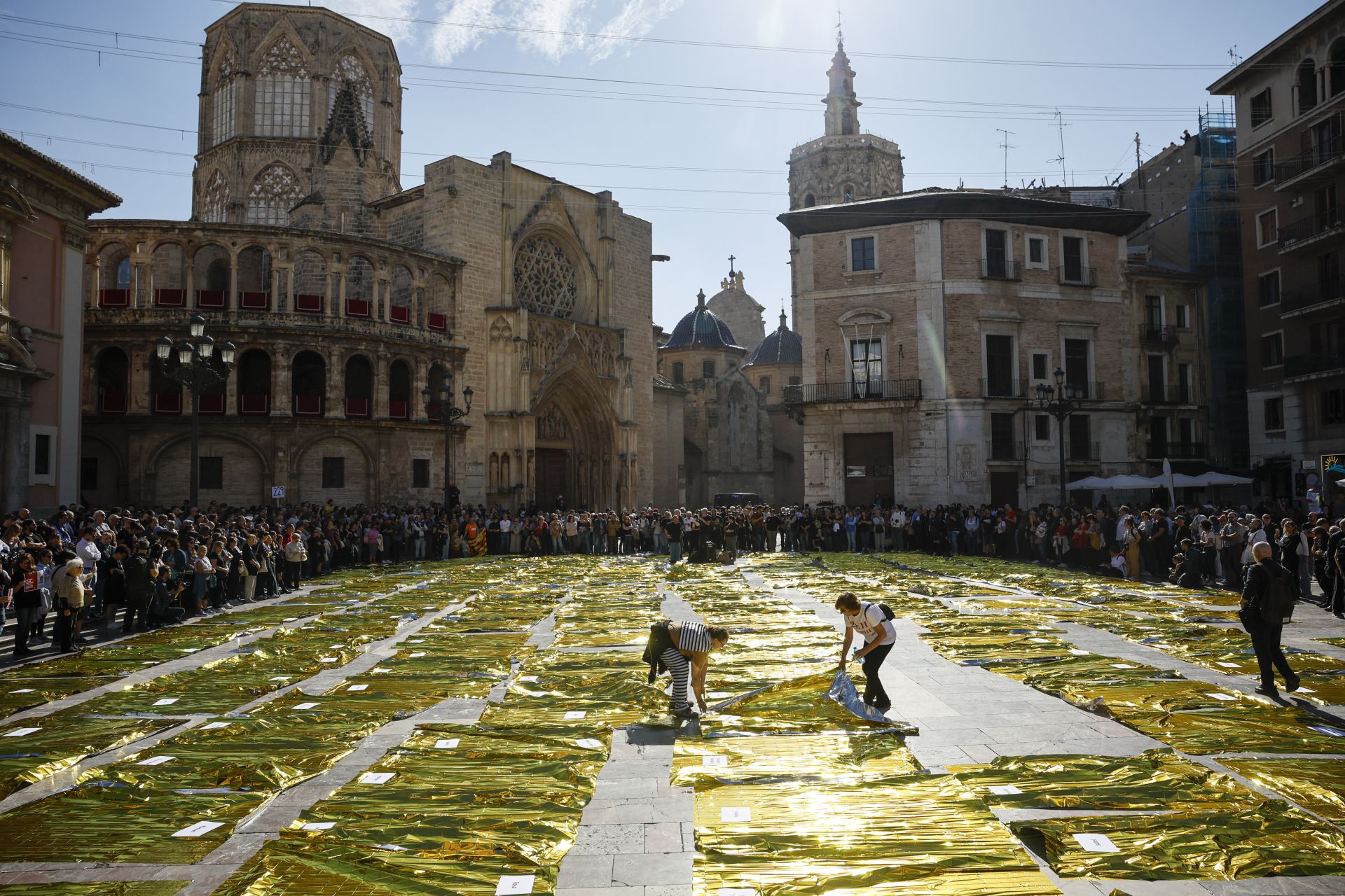 FOTOS | Mantas térmicas y desfile al Ventorro en protesta en el primer aniversario de la dana en Valencia