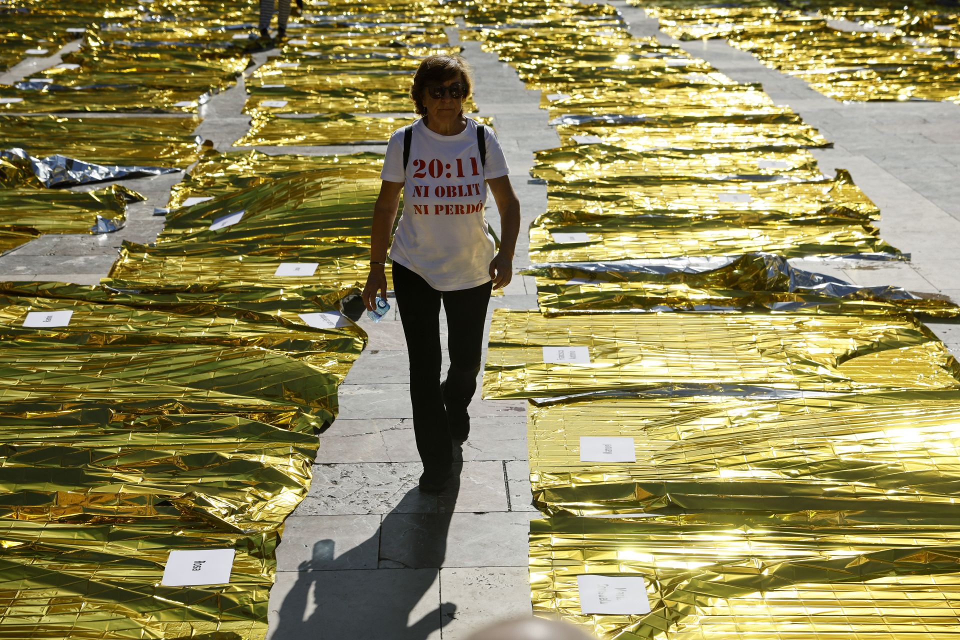 FOTOS | Mantas térmicas y desfile al Ventorro en protesta en el primer aniversario de la dana en Valencia