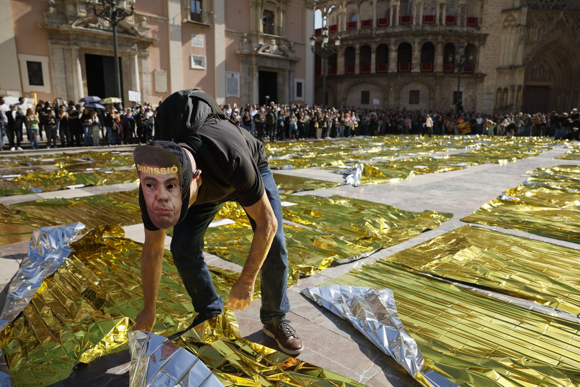 FOTOS | Mantas térmicas y desfile al Ventorro en protesta en el primer aniversario de la dana en Valencia