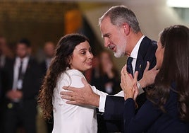 Andrea Ferrari saludando a los Reyes, tras su intervención.