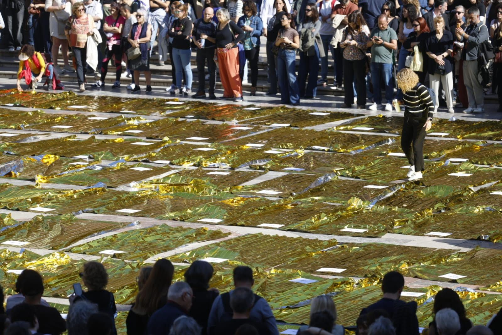 FOTOS | Mantas térmicas y desfile al Ventorro en protesta en el primer aniversario de la dana en Valencia