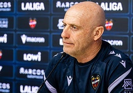 Julián Calero, en rueda de prensa con el Levante.