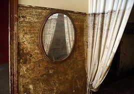 El espejo y las cortinas quedaron sumergidos en el lodo.
