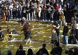 Una protesta contra Mazón llena de mantas térmicas la plaza de la Virgen de Valencia y acaba ante el restaurante El Ventorro