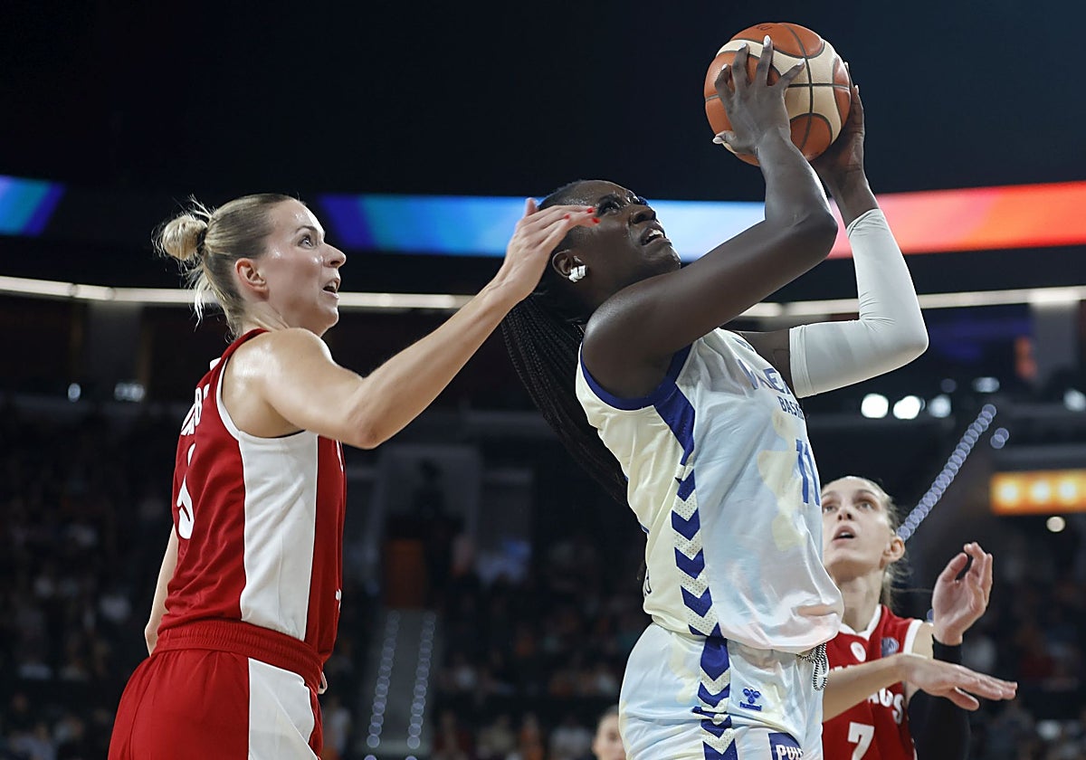 Awa Fam encesta para Valencia Basket.