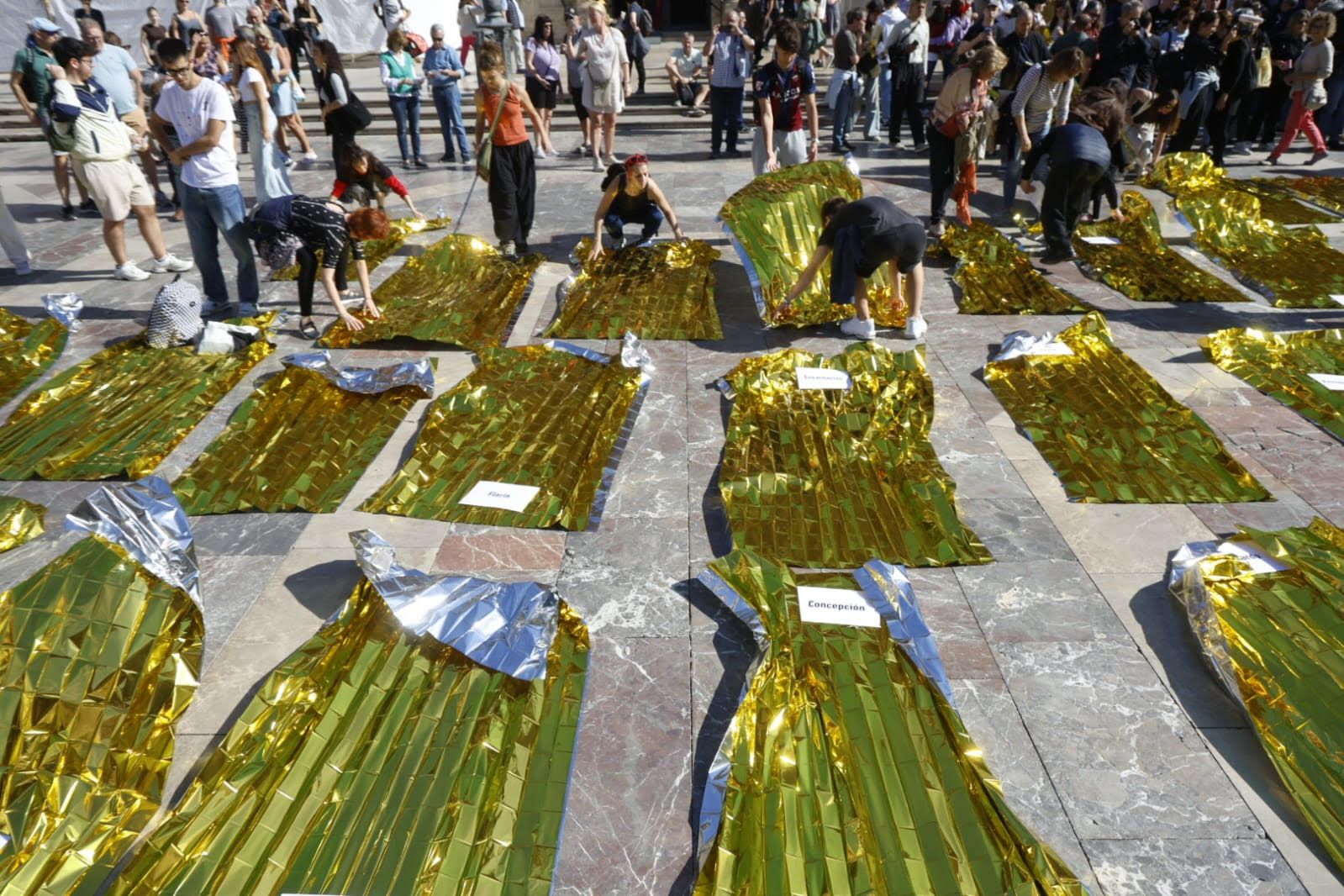 FOTOS | Mantas térmicas y desfile al Ventorro en protesta en el primer aniversario de la dana en Valencia
