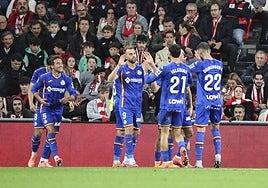 Los jugadores del Getafe celebran el gol anotado ante el Athletic.
