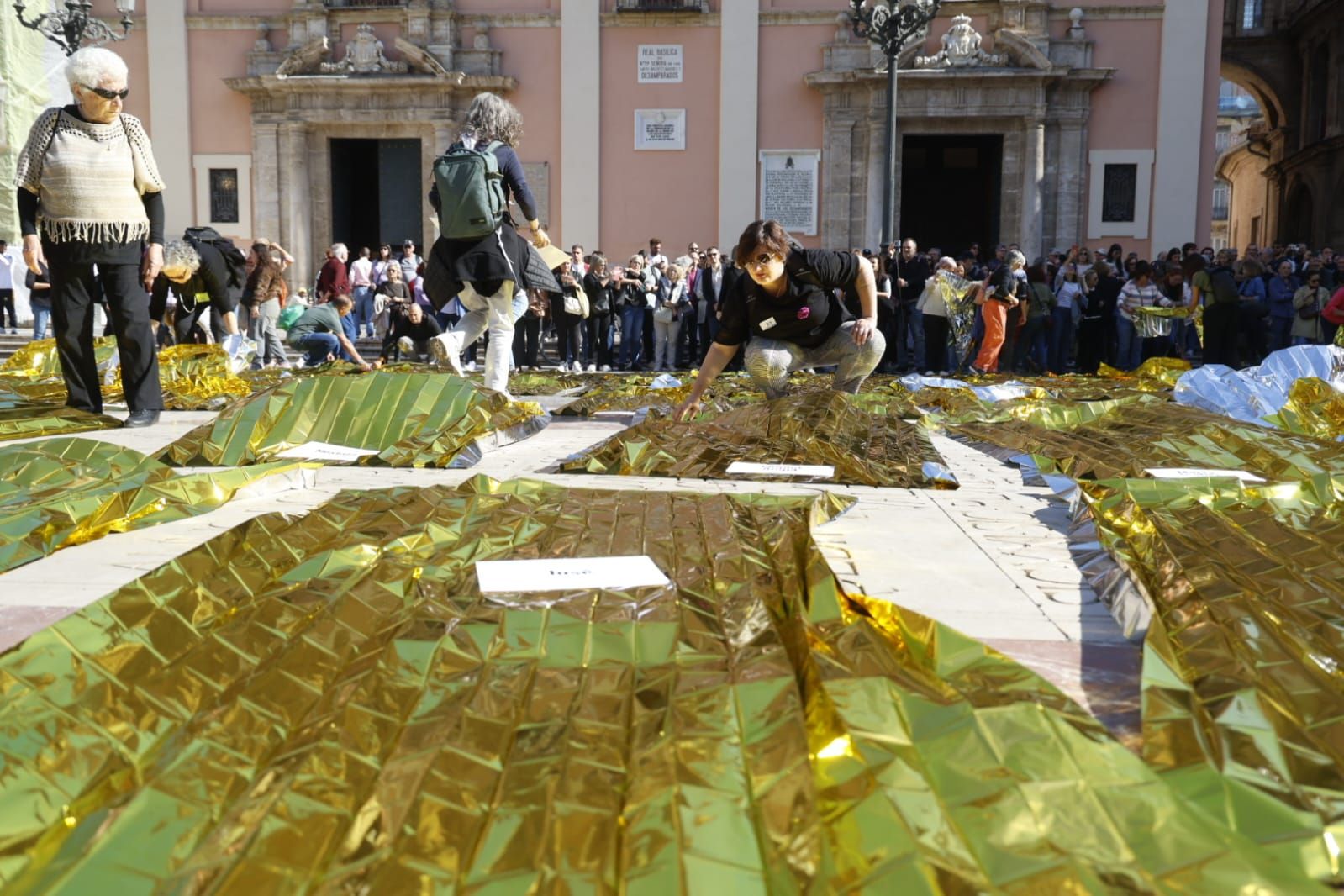 FOTOS | Mantas térmicas y desfile al Ventorro en protesta en el primer aniversario de la dana en Valencia
