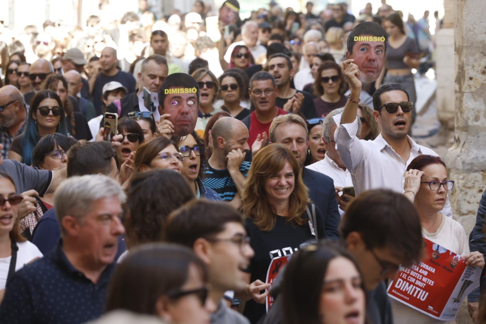 FOTOS | Mantas térmicas y desfile al Ventorro en protesta en el primer aniversario de la dana en Valencia