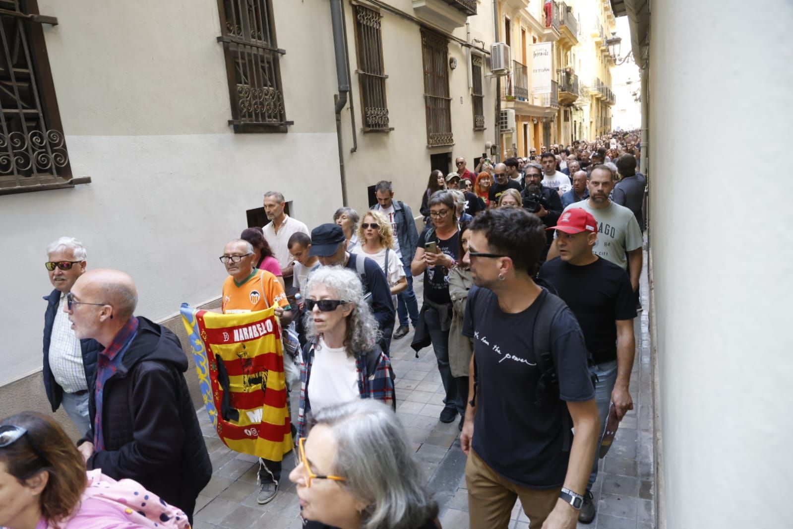 FOTOS | Mantas térmicas y desfile al Ventorro en protesta en el primer aniversario de la dana en Valencia
