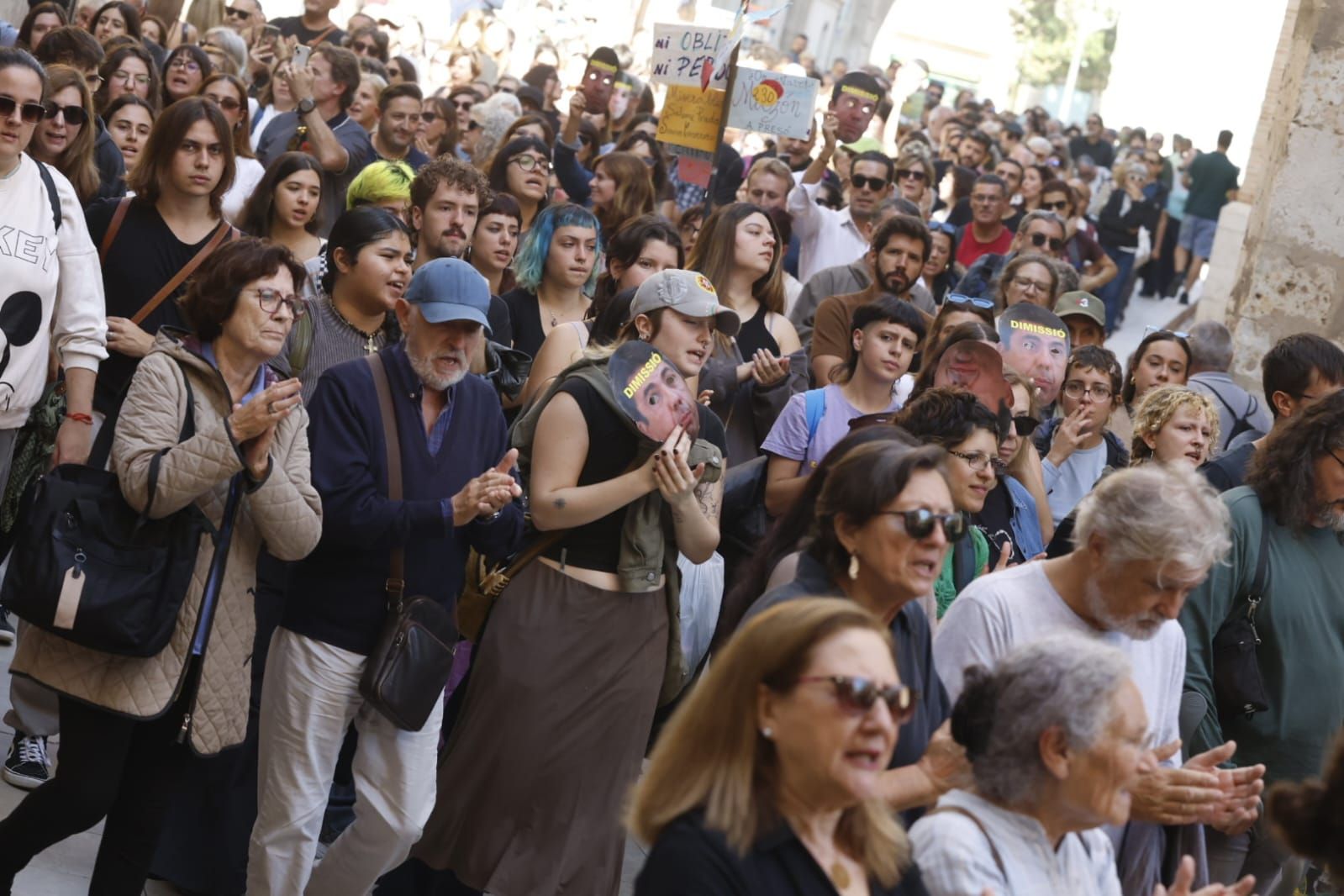 FOTOS | Mantas térmicas y desfile al Ventorro en protesta en el primer aniversario de la dana en Valencia
